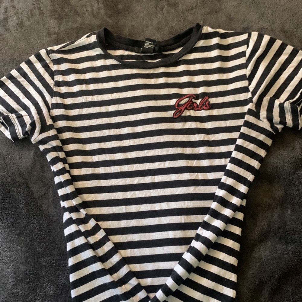 Black & white striped t.